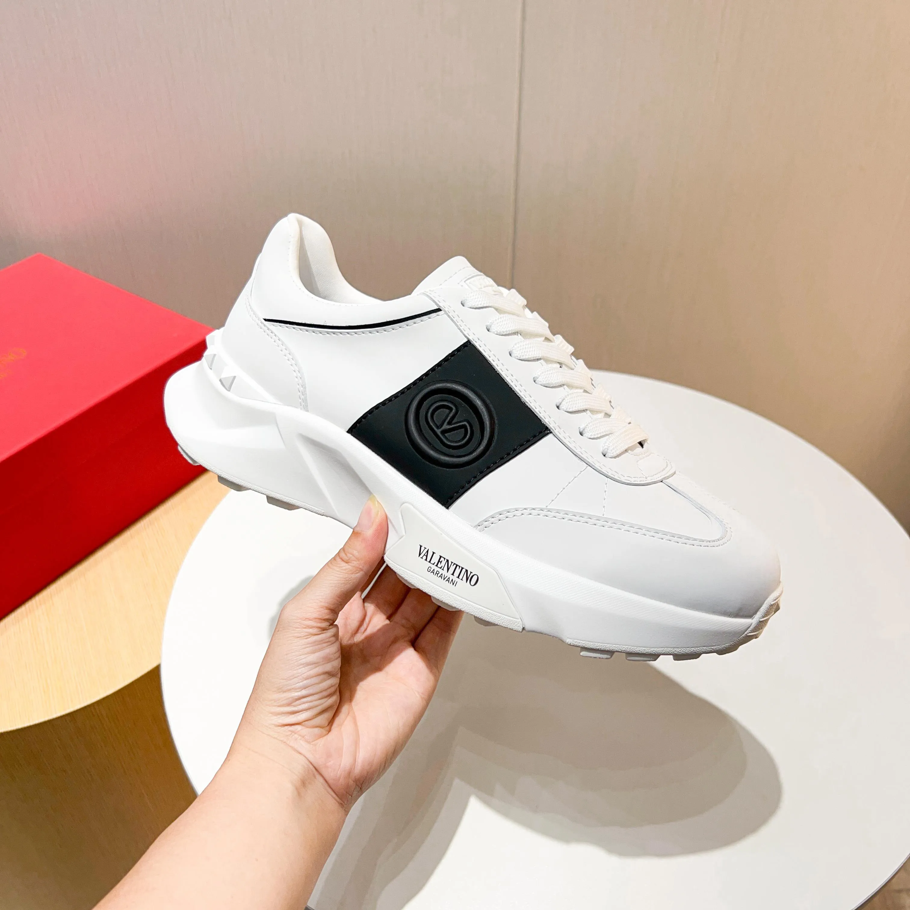 Ex-factory price: 520💰𝙑𝙖𝙡𝙚𝙣𝙩𝙞𝙣𝙤/Valentino𝙑𝙏 The latest official website main model in early autumn Classic continuation💯Making goods all year round🎁Wannian classic series sports and casual shoes💥, a must-have trendy item all year round🏆Many stars and Internet celebrities have performed it🔥 The original version is developed one to one, perfect last shape, VT iconic logo, logo printing on tongue and upper, original full set of packaging, full oil edge on the upper, T men's men's shoes💰u ultra-light combination outsole Comfortable on the feet, not squeezing the feet, fabric/first layer of cowhide. Lining/cow lining💕 Standard size: 38-44 (45 can be ordered)